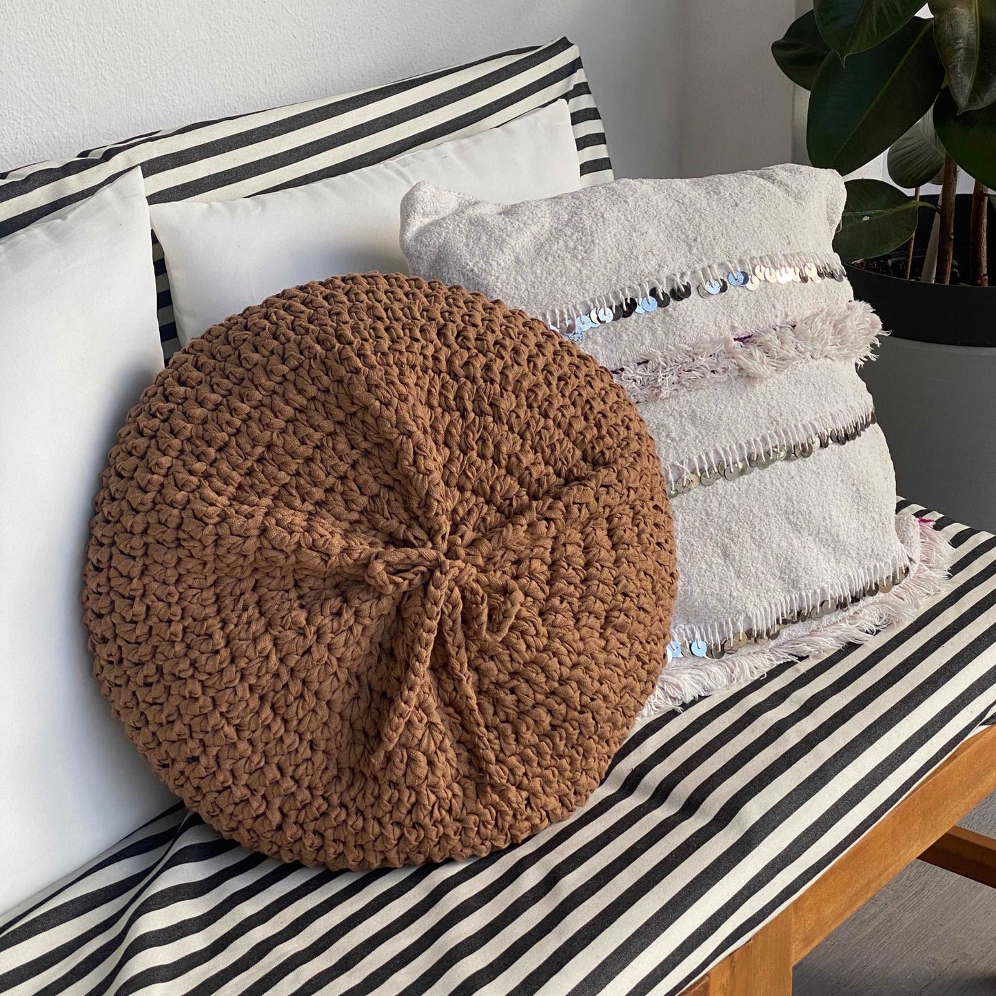 Round Crochet Pillowcase - Looping Home