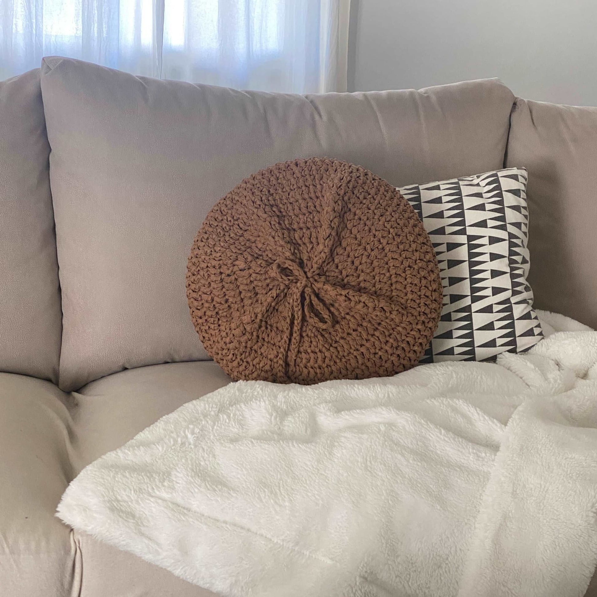Round Crochet Pillowcase - Looping Home
